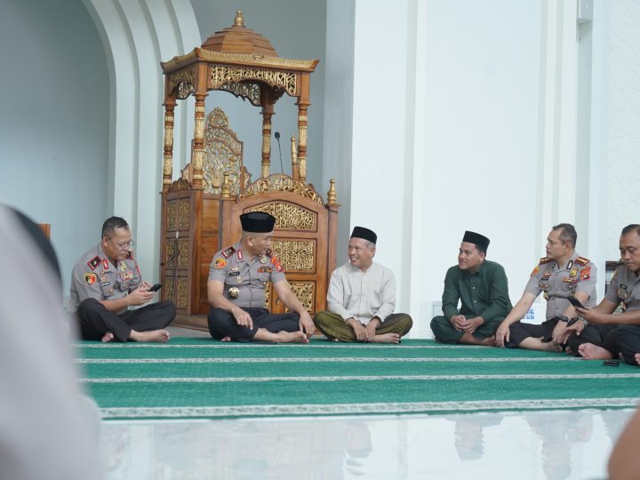 Sholat Dzuhur di Masjid Raya Suada, Kapolda Sulbar Silaturahmi dengan Imam dan Titip Doa untuk Tugas
