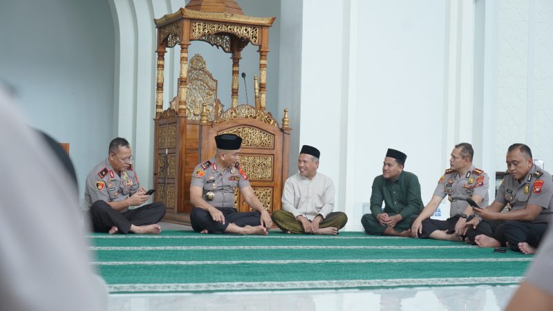 Sholat Dzuhur di Masjid Raya Suada, Kapolda Sulbar Silaturahmi dengan Imam dan Titip Doa untuk Tugas