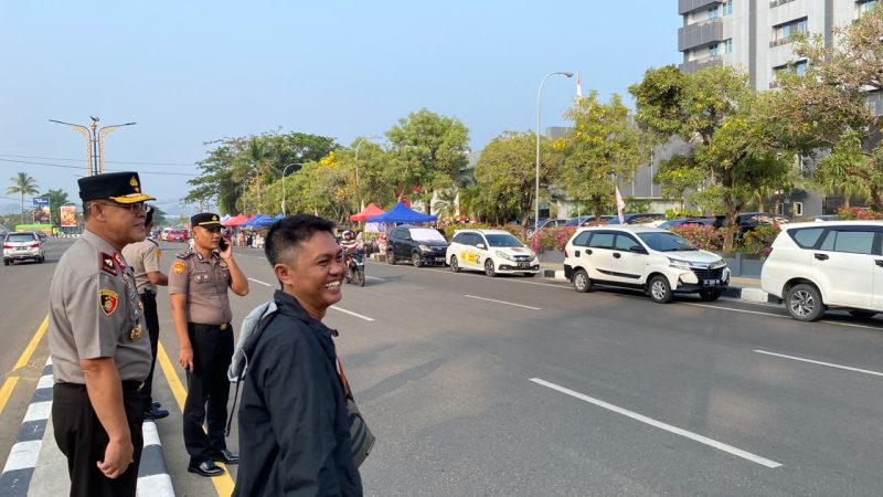 Kapolda Sulbar dan Jajaran Pejabat Utama Turun Langsung Atur Lalu Lintas dan Sapa Masyarakat