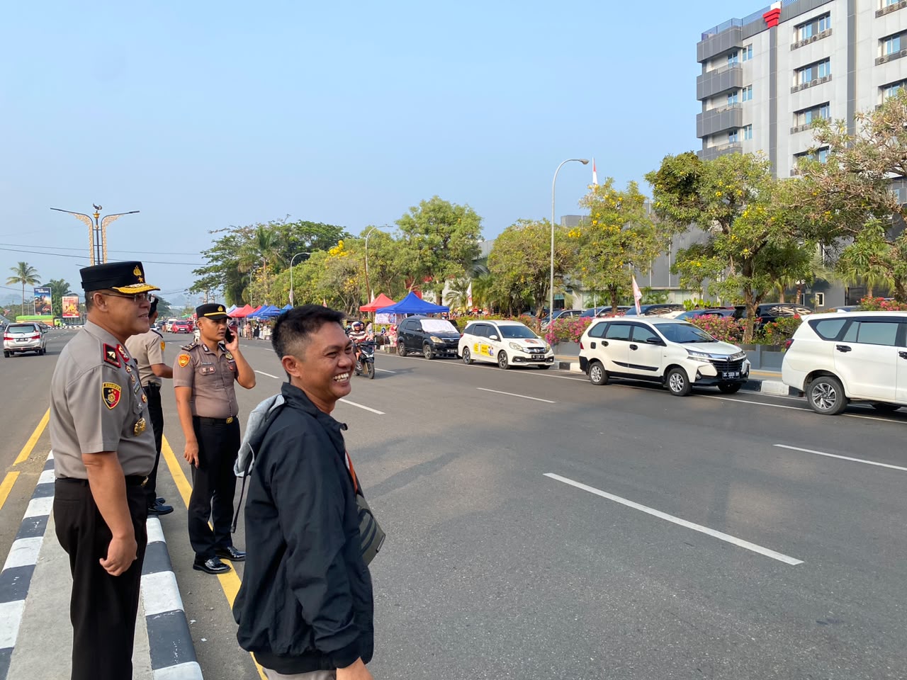 Kapolda Sulbar dan Jajaran Pejabat Utama Turun Langsung Atur Lalu Lintas dan Sapa Masyarakat