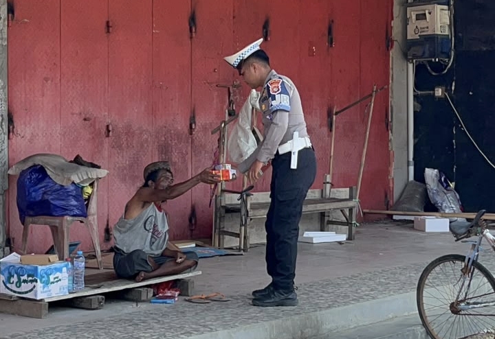 Berburu Berkah, Polantas Polda Sulbar Kembali Tebar Kebaikan di Tengah Masyarakat