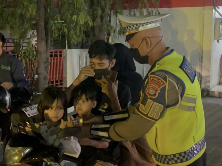 Di Tengah Kabut Asap, Polantas Polda Sulbar Berbagi Masker