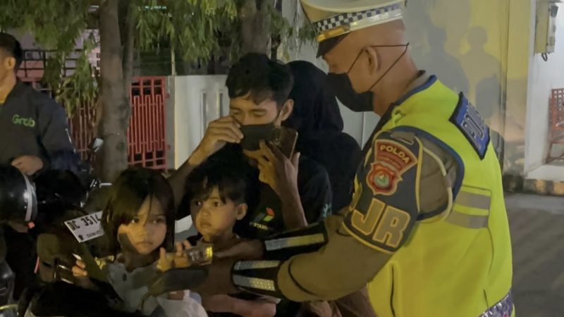 Di Tengah Kabut Asap, Polantas Polda Sulbar Berbagi Masker