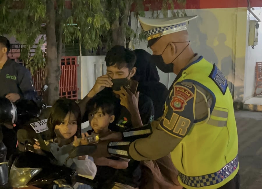 Di Tengah Kabut Asap, Polantas Polda Sulbar Berbagi Masker