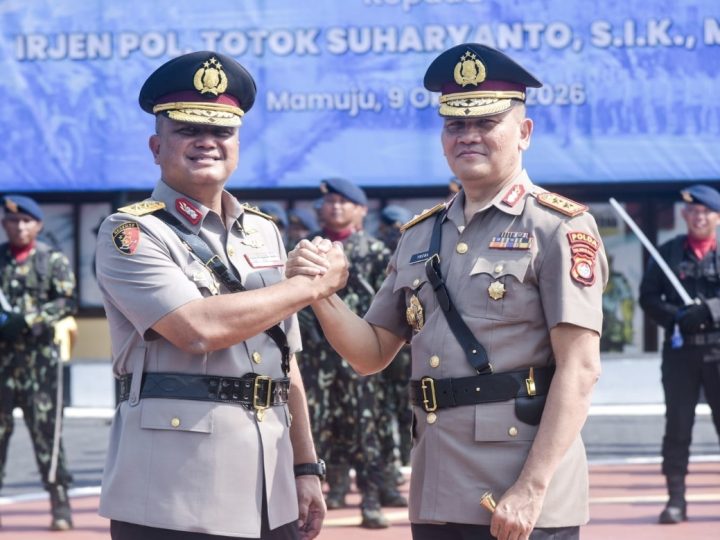 Farewell and Welcome Parade Polda Sulbar, Estafet Komando dari Adi Deriyan ke Totok Suharyanto