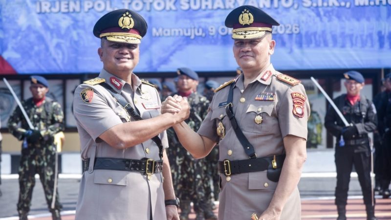 Farewell and Welcome Parade Polda Sulbar, Estafet Komando dari Adi Deriyan ke Totok Suharyanto