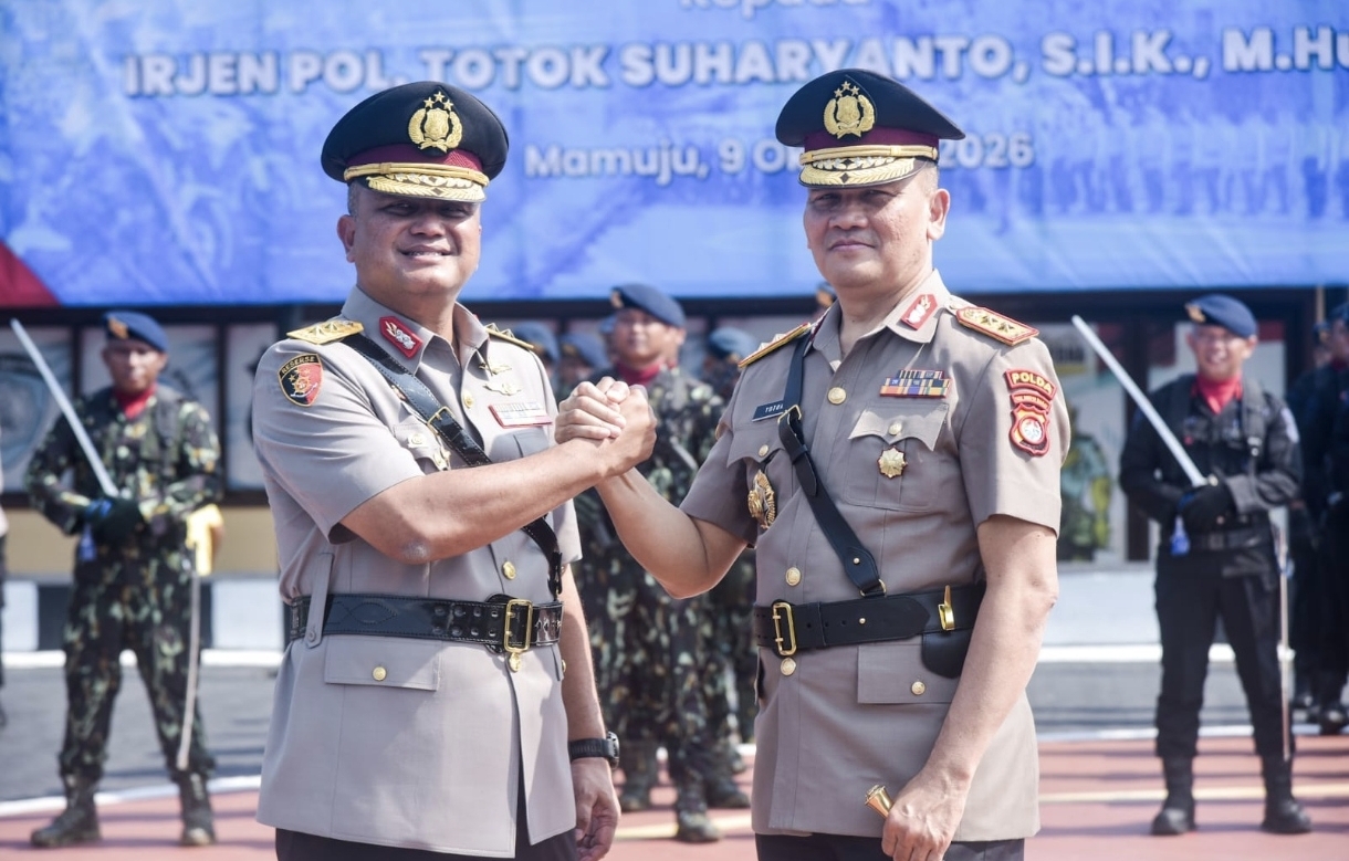Farewell and Welcome Parade Polda Sulbar, Estafet Komando dari Adi Deriyan ke Totok Suharyanto